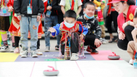 广西山区孩子体验旱地冰壶运动乐趣