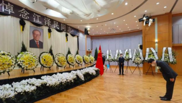 沉痛哀悼江泽民同志，香港中联办搭设治丧灵堂，李家超赴中联办悼念