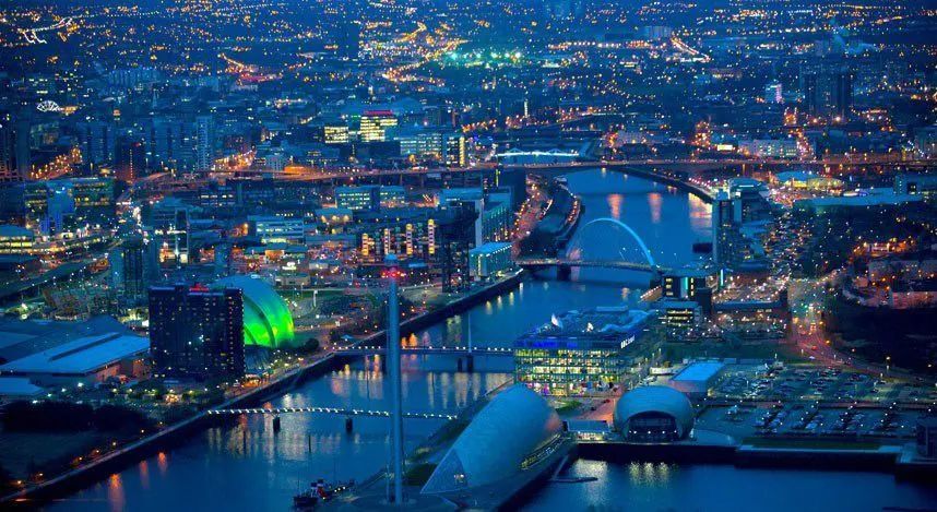 夜幕下的格拉斯哥市是英国第三大制造业城市，图片来自网络