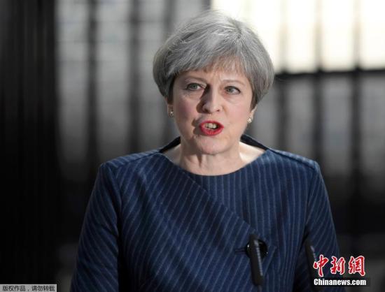 当地时间4月18日，英国首相特蕾莎·梅在首相官邸前发表声明，宣布将在6月8日提前大选。报道称，英国首相府此前尚未透露特蕾莎·梅将发表的声明的具体内容，但这一举动“不同寻常”。此前，特蕾莎·梅一直表示自己将不参与2020年英国大选。