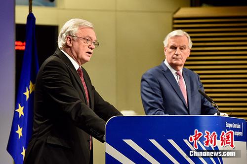 当地时间3月19日，脱欧谈判欧盟首席谈判代表巴尼耶（图右）与英国脱欧事务大臣戴维斯（图左）共见记者，宣布双方迈出“决定性一步”，就脱欧过渡期安排等议题达成协议，但棘手的英国北爱尔兰与爱尔兰边界问题仍悬而未决。 欧盟供图