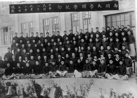 △1919年，南开大学首届招生96名，第二排右起第七人为张伯苓，第九人为严修，后排左一为周恩来。（南开大学提供）