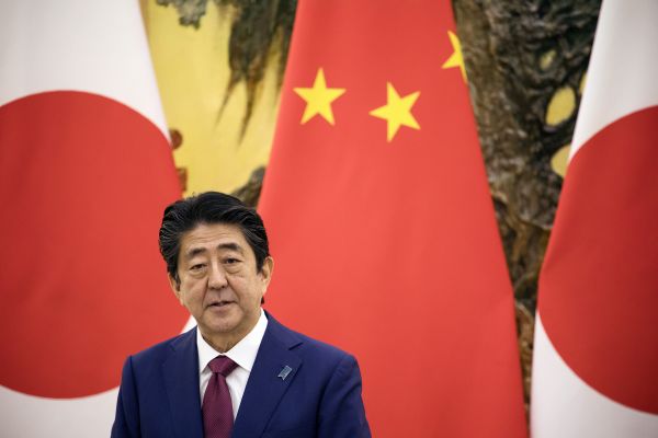 2018年10月26日，日本首相安倍晋三在北京人民大会堂出席新闻发布会。