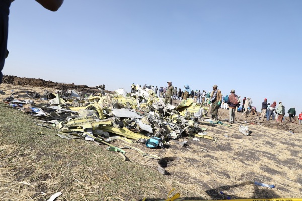 11日，在埃塞俄比亚首都亚的斯亚贝巴附近，人们聚集在坠机现场。新华社图