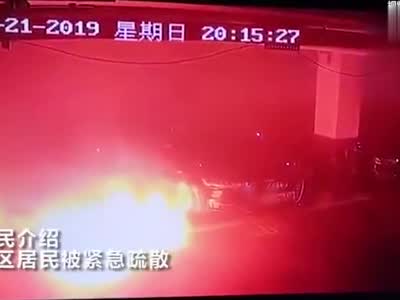 上海一特斯拉自燃烧剩车架 官方：正核实