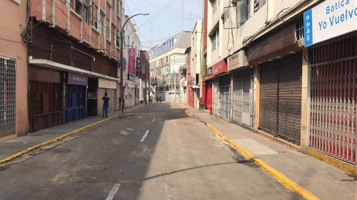 平时非常热闹的paruro街道，现在道路两旁店铺、酒家关门，商家损失惨重。