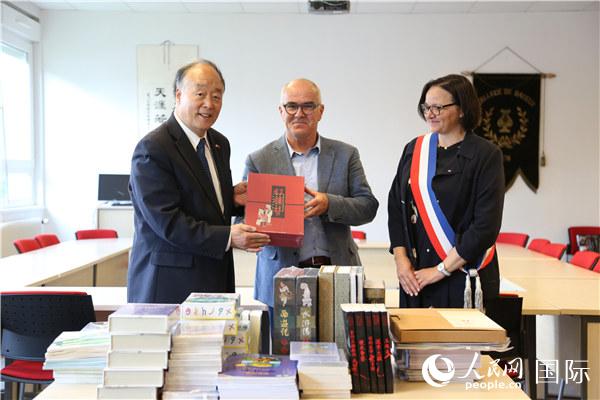 中国驻法国大使馆教育处向法国巴约市阿兰・沙尔捷高中赠书