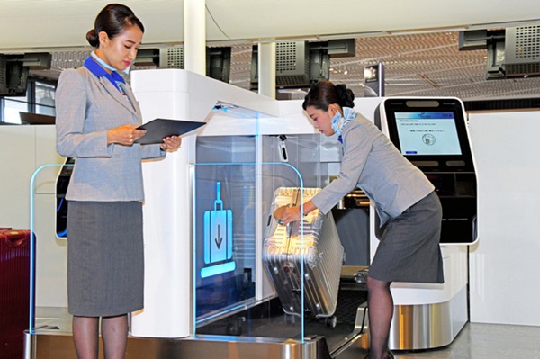 自动行李托运机亮相日本成田机场 将用于国际航线（图片来源：朝日新闻网站）