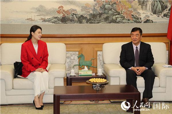 9月18日，中国驻蒙古国大使邢海明同蒙古国从事结核病防治的恩赫丽珍宝基金会主席恩赫丽玛进行友好交流。