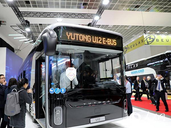 现场展示的宇通U12高端智能网联纯电动巴士获得“世界客车设计奖”。记者 任彦 摄