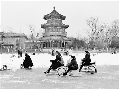 北京什刹海冰场引客游玩