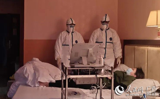 凭祥市人民医院派出“党员突击队”对隔离酒店里的外籍孕妇进行检查。受访者供图