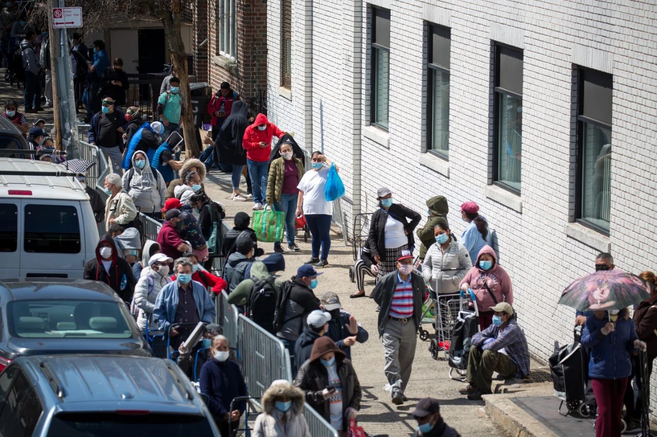 在美国纽约一个食品发放点，人们排队等待领取慈善组织发放的免费食品。新华社图