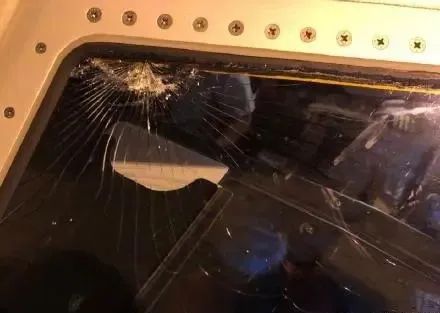  7月6日晚，瑞丽航空由西安飞往昆明的DR6558航班发生风挡玻璃出现裂纹故障。图片来源/ 上游新闻