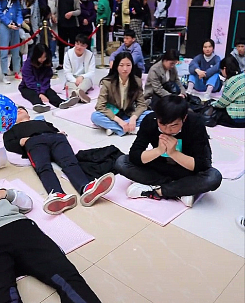 河南某商场举办发呆比赛，100多人争当“呆神”，有人现场睡着了