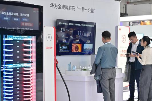 4月11日，参观者在第十二届储能国际峰会暨展览会上了解华为全液冷超充系统。